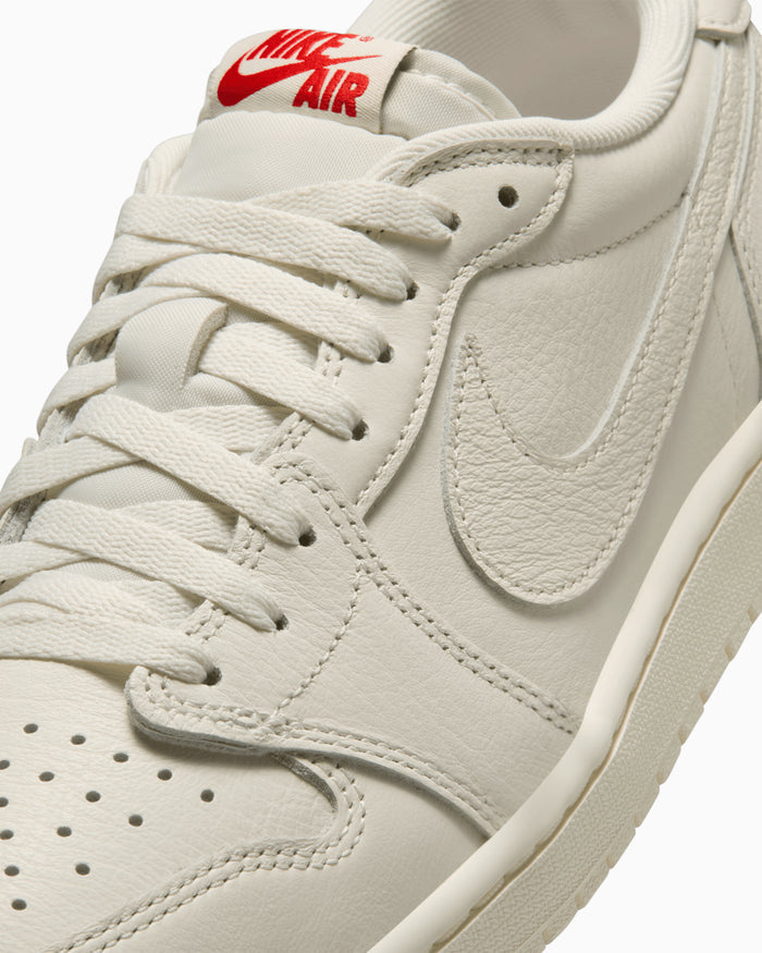 Sneakers Air Jordan 1 Retro Low OG "Sail and University Red" - HQ6998-100