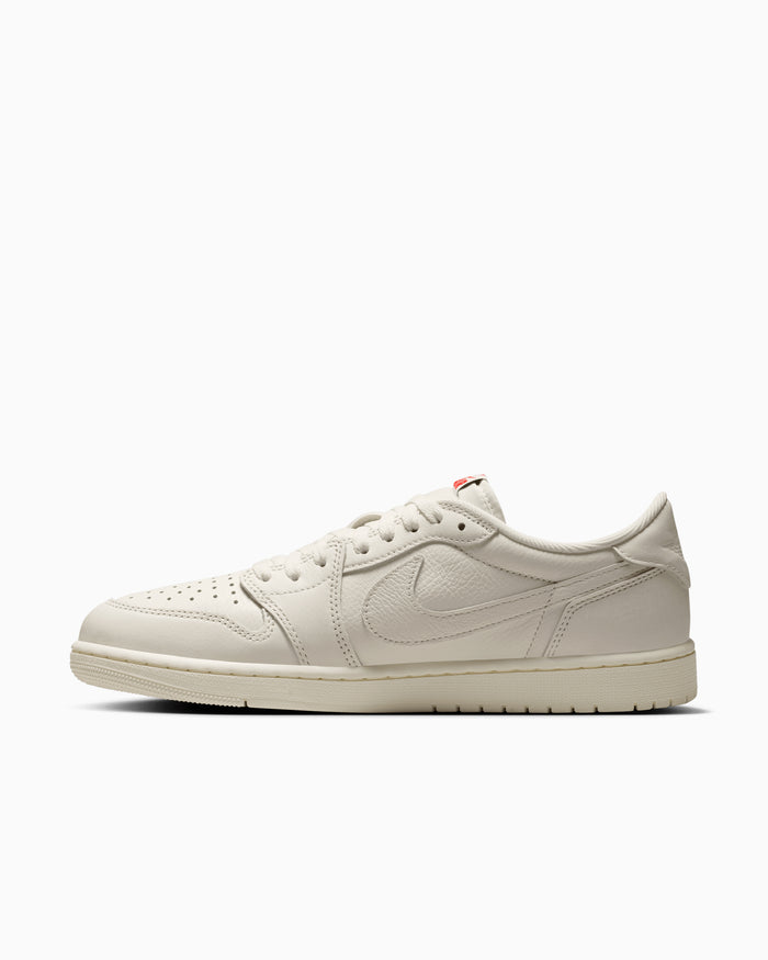 Sneakers Air Jordan 1 Retro Low OG "Sail and University Red" - HQ6998-100