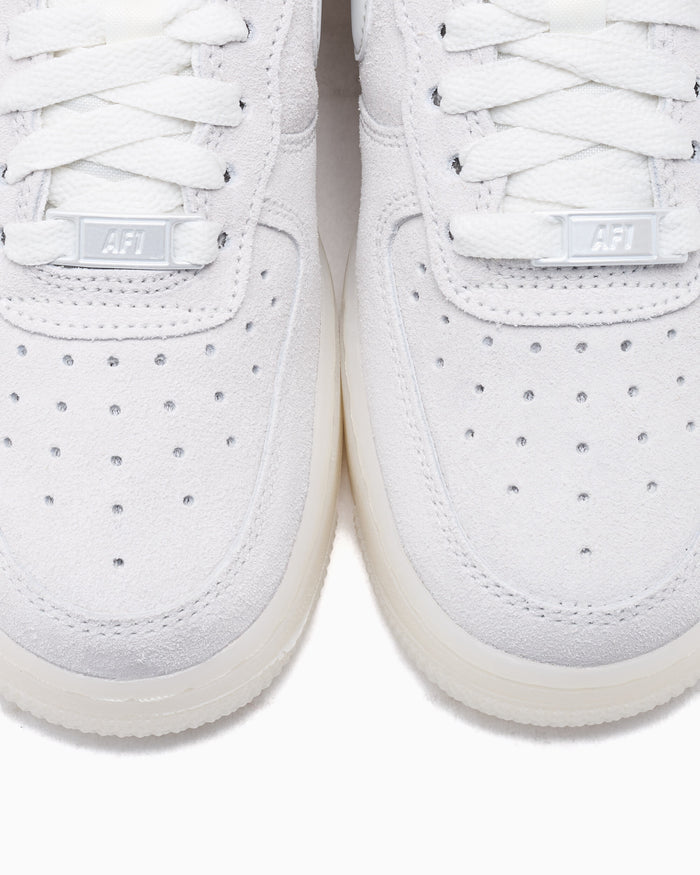 Sneakers Nike Women's Air Force 1 '07 SE "Suede" - IQ0136-100