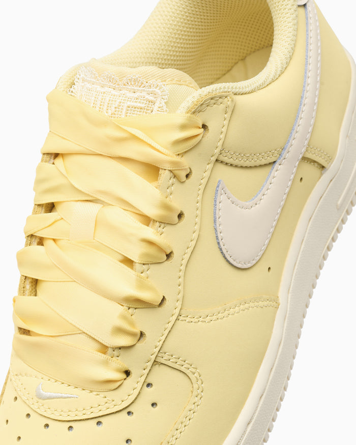Sneakers Nike Women's Air Force 1 Retro Premium "Ribbon Lace" - IR0871-700