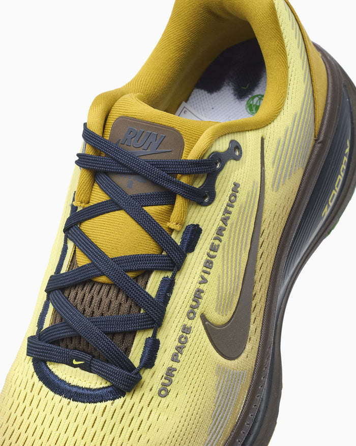Sneakers Nike Women's Vomero 18 SE - IQ3413-704