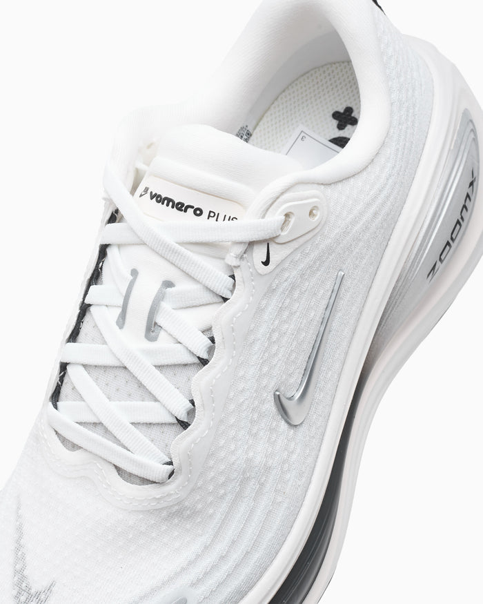 Sneakers Nike Women's Vomero Plus ESS - IO9916-101