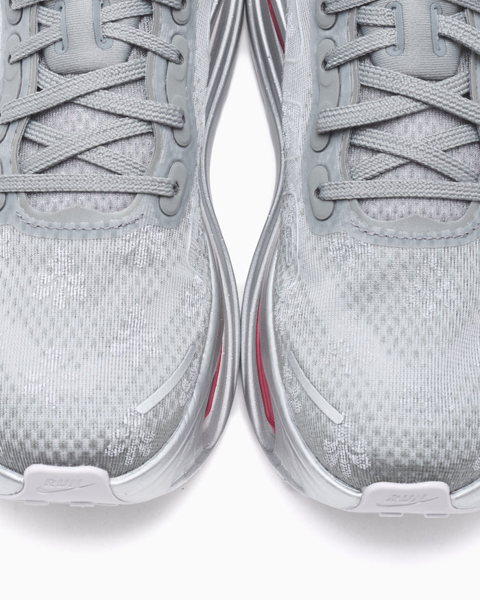 Sneakers Nike Women's Vomero Premium QS "Fleur De Lis" - IQ0028-001