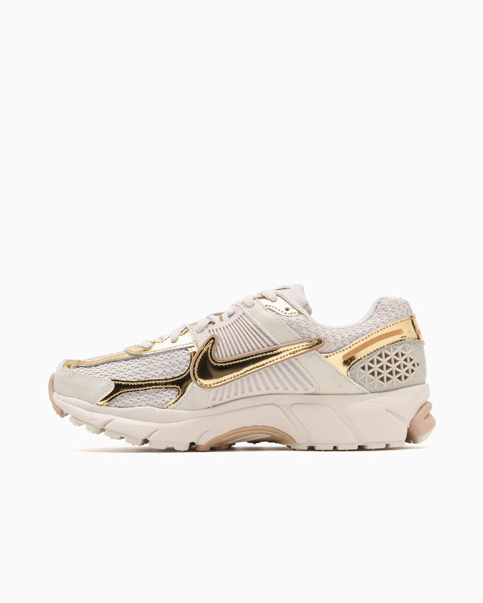 Sneakers Nike Women's Zoom Vomero 5 "Chrome" - IV4311-101