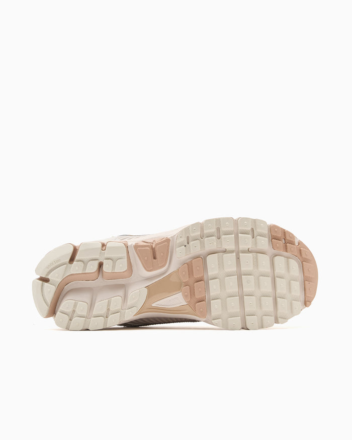 Sneakers Nike Women's Zoom Vomero 5 "Chrome" - IV4311-101